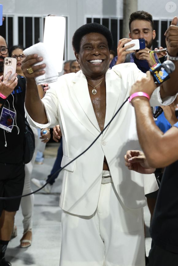 Neguinho da Beija-Flor é nascido em Nova Iguaçu, outra cidade da Baixada Fluminense, localizada a apenas 8 quilômetros de distância de Nilópolis