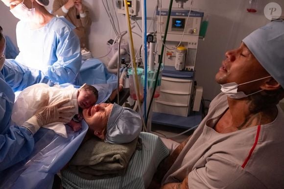 O amor aumentou! Léo Santana e Lore Improta anunciaram o nascimento de Levi com fotos inéditas do parto e detalhes que deixaram os fãs emocionados, incluindo a ligação surpreendente do bebê com a irmã mais velha, Liz