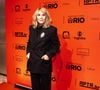 Renata Sorrah: A atriz aposta na sofisticação atemporal de um terno oversized preto de abotoamento duplo, adornado com um broche prateado brilhante na lapela esquerda. O conjunto de corte reto esconde os sapatos, mantendo uma linha contínua e elegante complementada por seus cabelos loiros levemente ondulados
