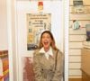 Marina Ruy Barbosa também apostou em um trench coat bege transformado em vestido, com destaque para a gola branca e o cinto delimitando a peça