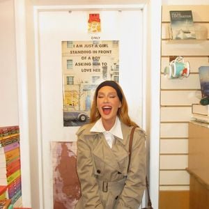 Marina Ruy Barbosa também apostou em um trench coat bege transformado em vestido, com destaque para a gola branca e o cinto delimitando a peça
