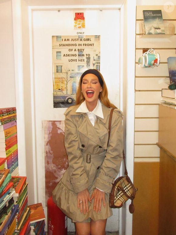 Marina Ruy Barbosa também apostou em um trench coat bege transformado em vestido, com destaque para a gola branca e o cinto delimitando a peça