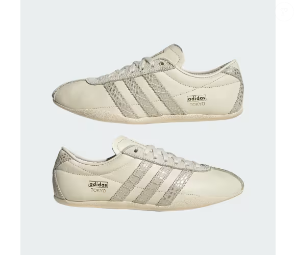 Disponível no site da Adidas por R$ 799,99, o Adidas Tokyo na cor creme de chantilly reúne inspiração esportiva dos anos 1970, perfil baixo e materiais de diferentes texturas. A tonalidade neutra permite explorar combinações que vão do jeans aos casacos e cardigans