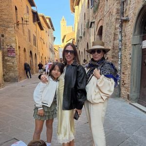 A viagem de Patricia Abravanel à Itália foi marcada por momentos ao lado dos filhos e da mãe, Iris Abravanel. Segundo o Alô Alô Bahia, a apresentadora compartilhou uma mensagem sobre o valor da família e recebeu comentários de apoio de seguidores e personalidades conhecidas