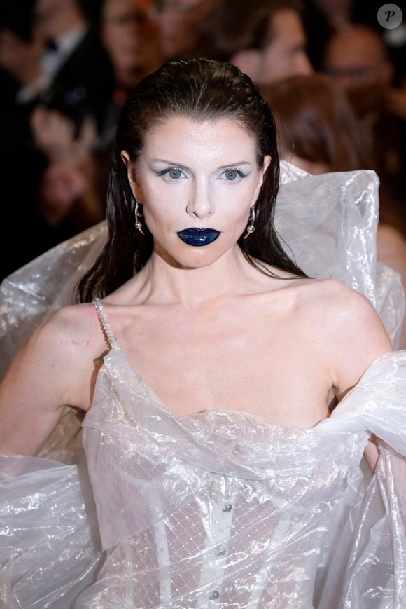 Com maquiagens icônicas, Julia Fox sempre roubou a cena em eventos de moda