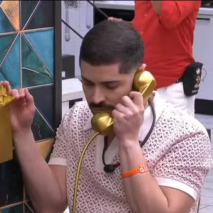 ‘BBB 26’: quem atendeu a ligação foi Marcelo, participante da Pipoca, que colocou a pulseira dourada