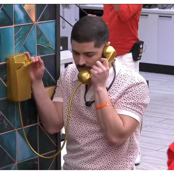 ‘BBB 26’: quem atendeu a ligação foi Marcelo, participante da Pipoca, que colocou a pulseira dourada