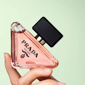 De 'Homem-Aranha: Um Novo Dia' para a perfumaria de luxo: Zendaya é o novo rosto do Prada Paradoxe, perfume feminino que mistura flores brancas, frutas cítricas e um fundo quente de baunilha