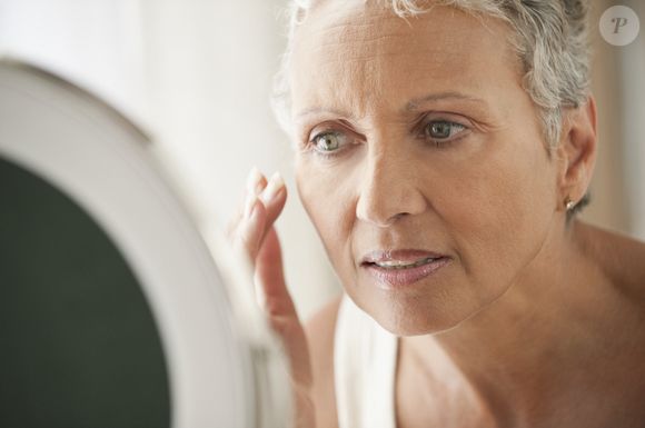 Beleza madura pode sim conter o pó facial na maquiagem