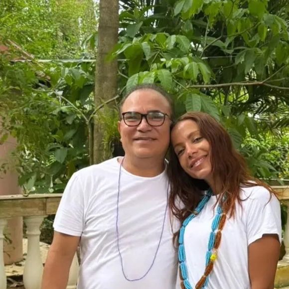 Anitta frequenta terreiro de candomblé e ponderou ao falar da fé: 'Óbvio que não considero aqui a parte extremista, de quando se usa isso para controlar um grupo'