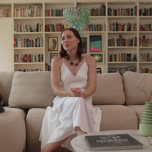 Letícia Colin mora em um apartamento belíssimo e repleto de cultura no Jardim Botânico, no Rio de Janeiro
