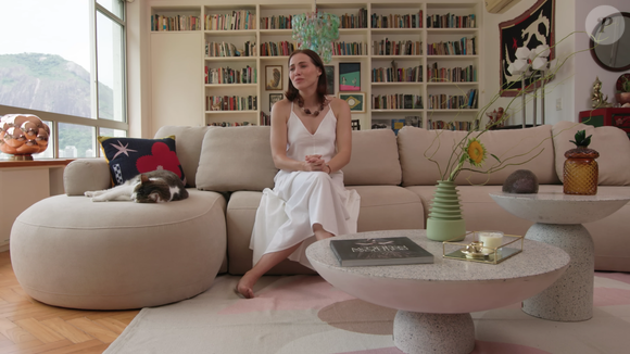 Letícia Colin mora em um apartamento belíssimo e repleto de cultura no Jardim Botânico, no Rio de Janeiro