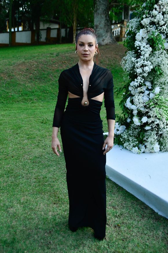 Enquanto as noivas trocaram alianças em um cenário bucólico e romântico, as convidadas chamaram atenção por um detalhe fashion em comum: o dress code all black