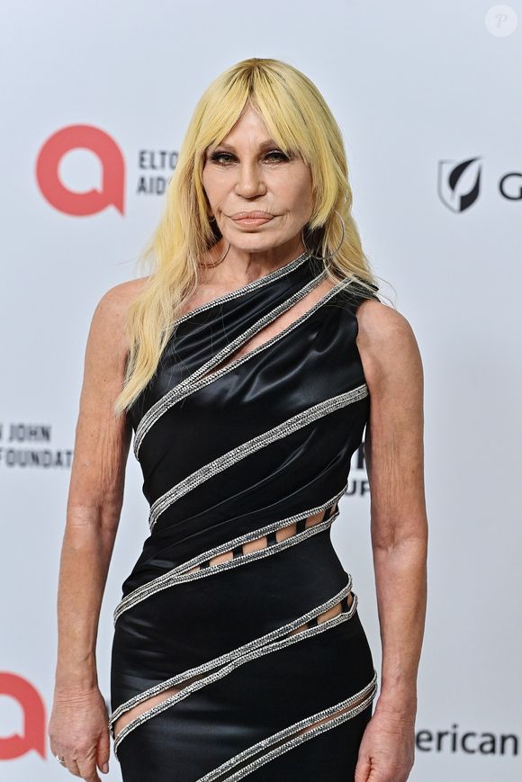 2025: Donatella Versace, com muitas rugas aparentes, decidiu fazer um 'glow up' em sua aparência