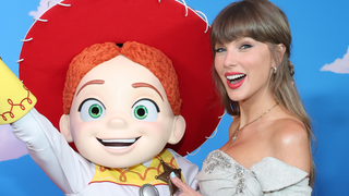 Adeus, perfume do Cebolinha! Encontrei no Boticário o body splash de 'Toy Story 5' para o corpo e cabelo que cabe na bolsa e tem até glitter; minha sobrinha já quer a coleção completa