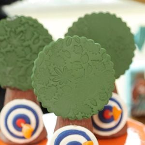 Lembrancinhas cuidadosamente preparadas para os convidados presentes na celebração