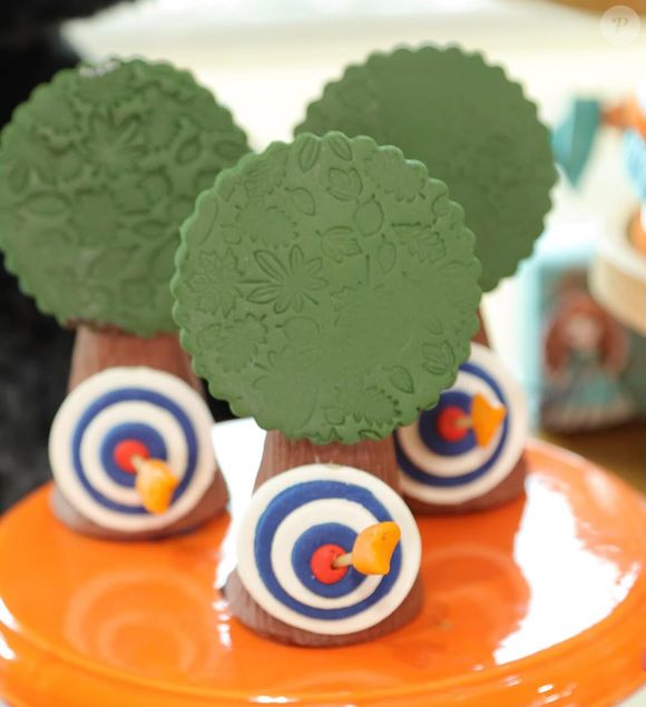 Lembrancinhas cuidadosamente preparadas para os convidados presentes na celebração