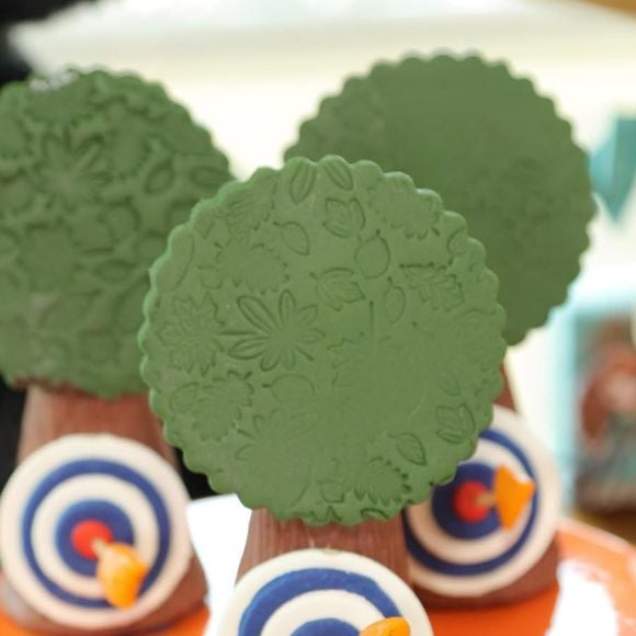 Lembrancinhas cuidadosamente preparadas para os convidados presentes na celebração