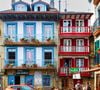 La Marina, o bairro dos pescadores de Hondarribia, é repleto de casas coloridas e de um ambiente muito alegre
