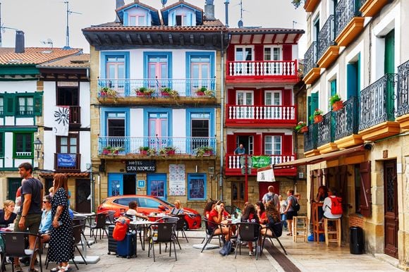 La Marina, o bairro dos pescadores de Hondarribia, é repleto de casas coloridas e de um ambiente muito alegre