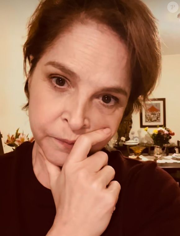 A atriz revelou que sua tia, de 80 anos, está imobilizada há quatro meses após sofrer um problema no joelho, mas teve a cirurgia para implantação de uma prótese negada pelo plano de saúde... mesmo sendo cliente fiel desde 1975