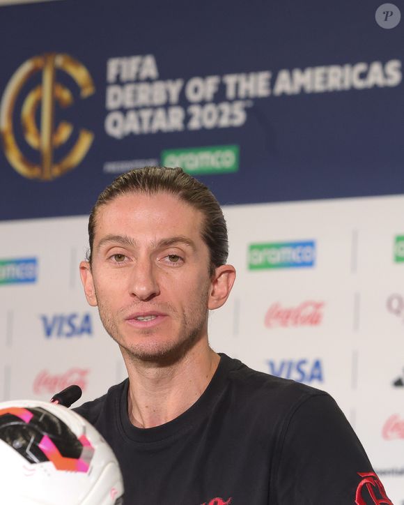 Filipe Luís é conhecido por suas manias e superstições nos bastidores. Por exemplo, ele só usa roupas pretas para não gastar tempo pensando em looks