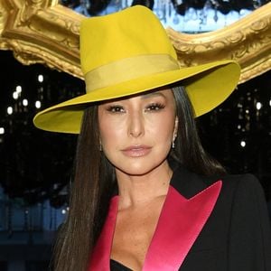Elegância em dose máxima: Sabrina Sato usou um chapéu amarelo e blazer com lapela rosa pink