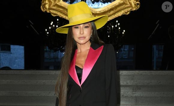 Elegância em dose máxima: Sabrina Sato usou um chapéu amarelo e blazer com lapela rosa pink