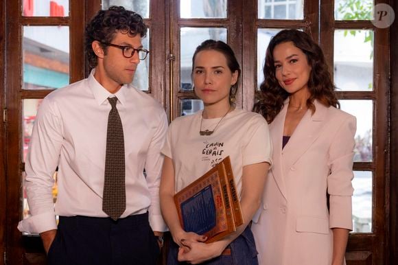 Adriana (Letícia Colin) é obrigada a atender Pedro (Chay Suede) e Bruna (Nanda Marques) em seu primeiro dia de trabalho no restaurante