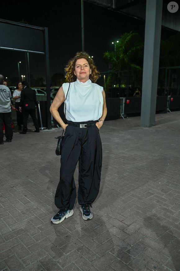 Gabriela da Silva mostrou na prática como uma calça jeans com detalhes diferenciados pode assumir o papel moderno, enquanto a camisa branca representa o clássico e o tênis traz conforto