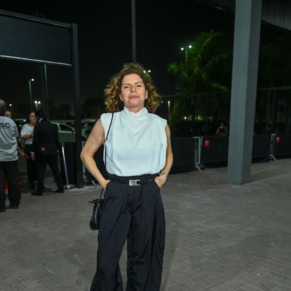 Gabriela da Silva mostrou na prática como uma calça jeans com detalhes diferenciados pode assumir o papel moderno, enquanto a camisa branca representa o clássico e o tênis traz conforto