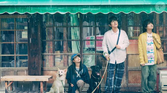 'Crônicas de um Lar': dois homens formam um casal e acabam criando um lar improvável ao aceitar fingir ser os pais de uma adolescente rebelde