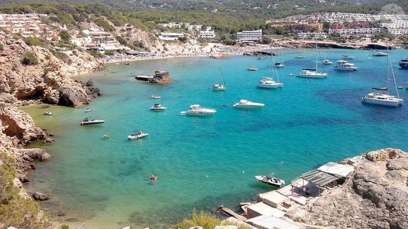 Lionel Messi e Antonela Roccuzzo possuem uma casa de veraneio em Cala Tarida, praia localizada em Sant Josep de sa Talaia