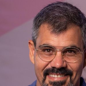 Atualmente em 'Três Graças', aos 45 anos, Juliano Cazarré mostra que o tempo só fez bem a ele, que, apesar da barba com fios brancos, continua sendo considerado um galã em 2026