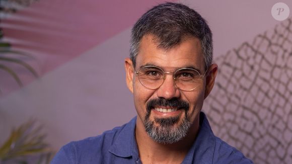 Atualmente em 'Três Graças', aos 45 anos, Juliano Cazarré mostra que o tempo só fez bem a ele, que, apesar da barba com fios brancos, continua sendo considerado um galã em 2026