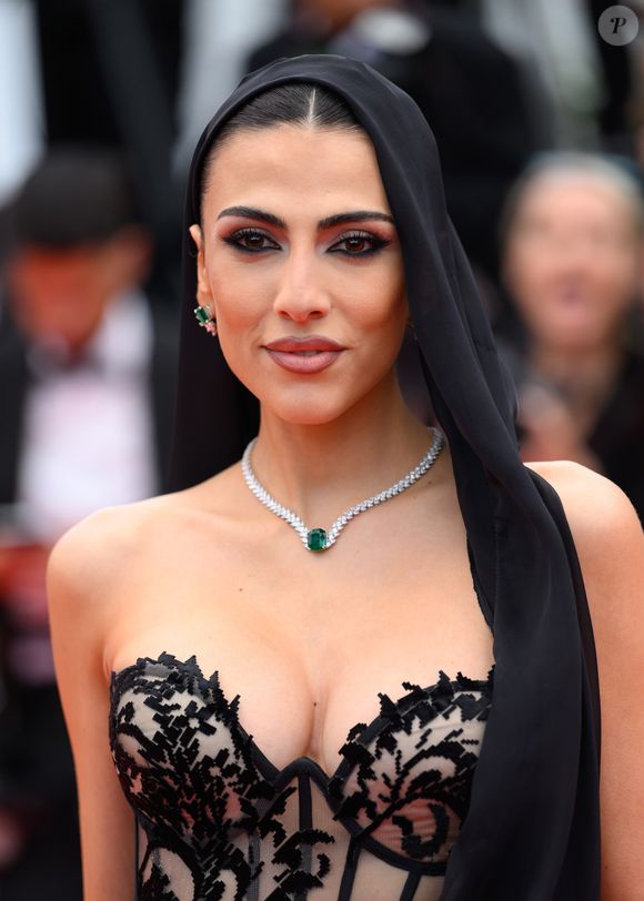 Giulia Salemi exibe maquiagem com lápis de olho preto na linha d'água em Cannes 2025