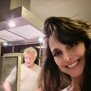 Alexandra Martins, esposa de Antonio Fagundes, faz foto na cozinha onde mora com o artista