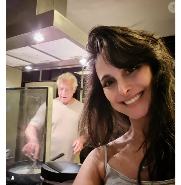 Alexandra Martins, esposa de Antonio Fagundes, faz foto na cozinha onde mora com o artista