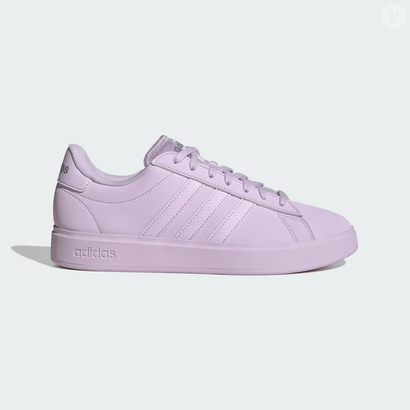 O clássico se reinventa: o Adidas Grand Court 2.0 surge em tom inspirado no ube e confirma que conforto e estilo podem caminhar juntos