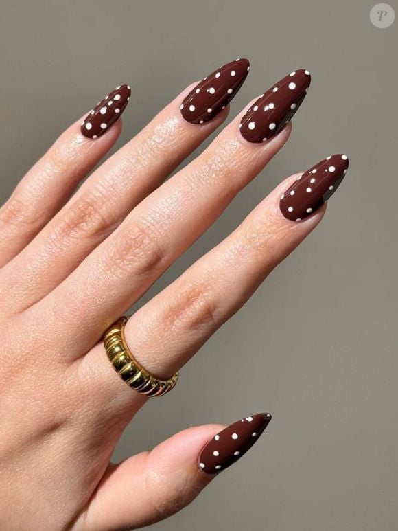 Unhas decoradas tendência para o ano, as polka dots ficam sofisticadas com marrom