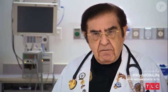 Em 'Quilos Mortais', o Dr. Now usa um estetoscópio cravejado com pedras brilhantes na maior parte do tempo