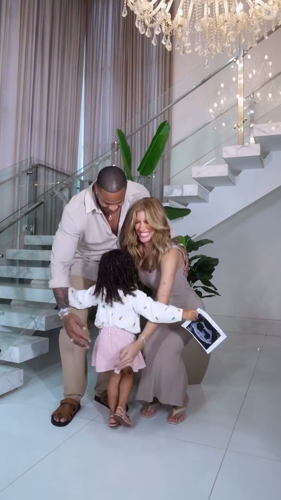 Vídeo de Leo Santana e Lore Improta sobre gravidez bateu 13 milhões de visualizações em apenas 1 horas