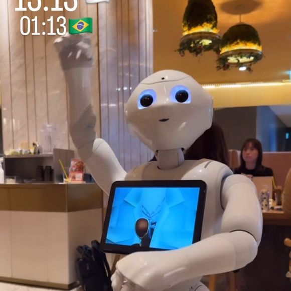 Na viagem pelo Japão, Virginia Fonseca também mostrou aos seguidores um momento inusitado que viveu com robôs, durante um almoço pelo país asiático.