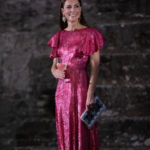 Os looks rosa com muito brilho, como esse vestido longo usado por Kate Middleton, são uma boa aposta para o Natal.
