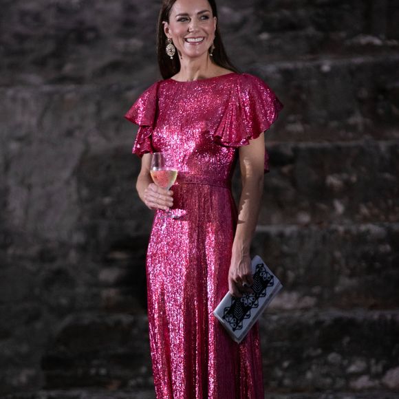 Os looks rosa com muito brilho, como esse vestido longo usado por Kate Middleton, são uma boa aposta para o Natal.