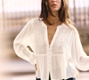 Para entrar na tendência boho chic, a sapatilha pode ser combinada com camisas de linho, batas e peças com babados, criando uma produção elegante e leve para a mulher madura