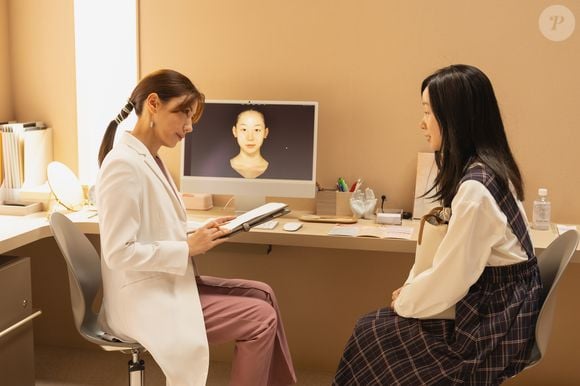 No centro da trama está uma cirurgiã que deixa um hospital universitário após um episódio traumático e integra uma clínica de estética