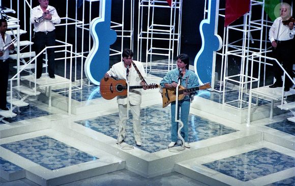 Chitãozinho e Xororó em foto de 1986 durante gravação de programa musical no SBT