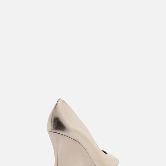 Em 2026, o retorno dos sapatos metalizados confirma que o legado fashion de Lady Di segue inspirando mulheres que valorizam sofisticação e história