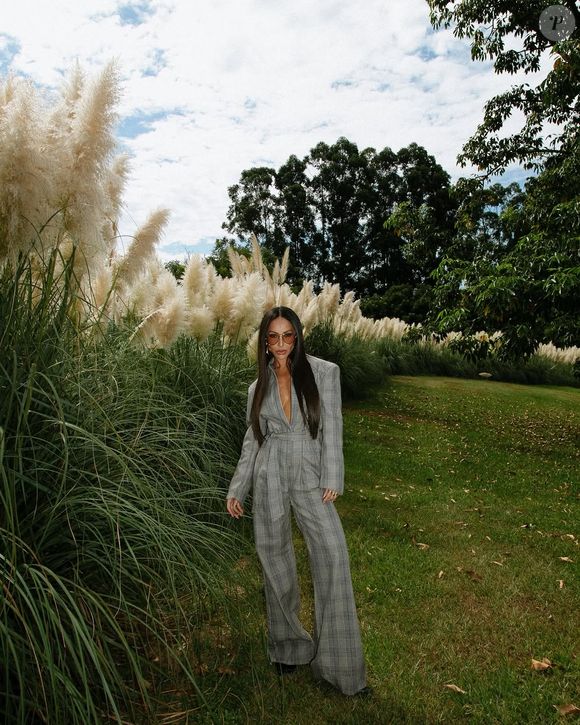 Para incorporar o Corpcore ao seu estilo, considere combinar peças clássicas de vestuário corporativo com elementos modernos e casuais